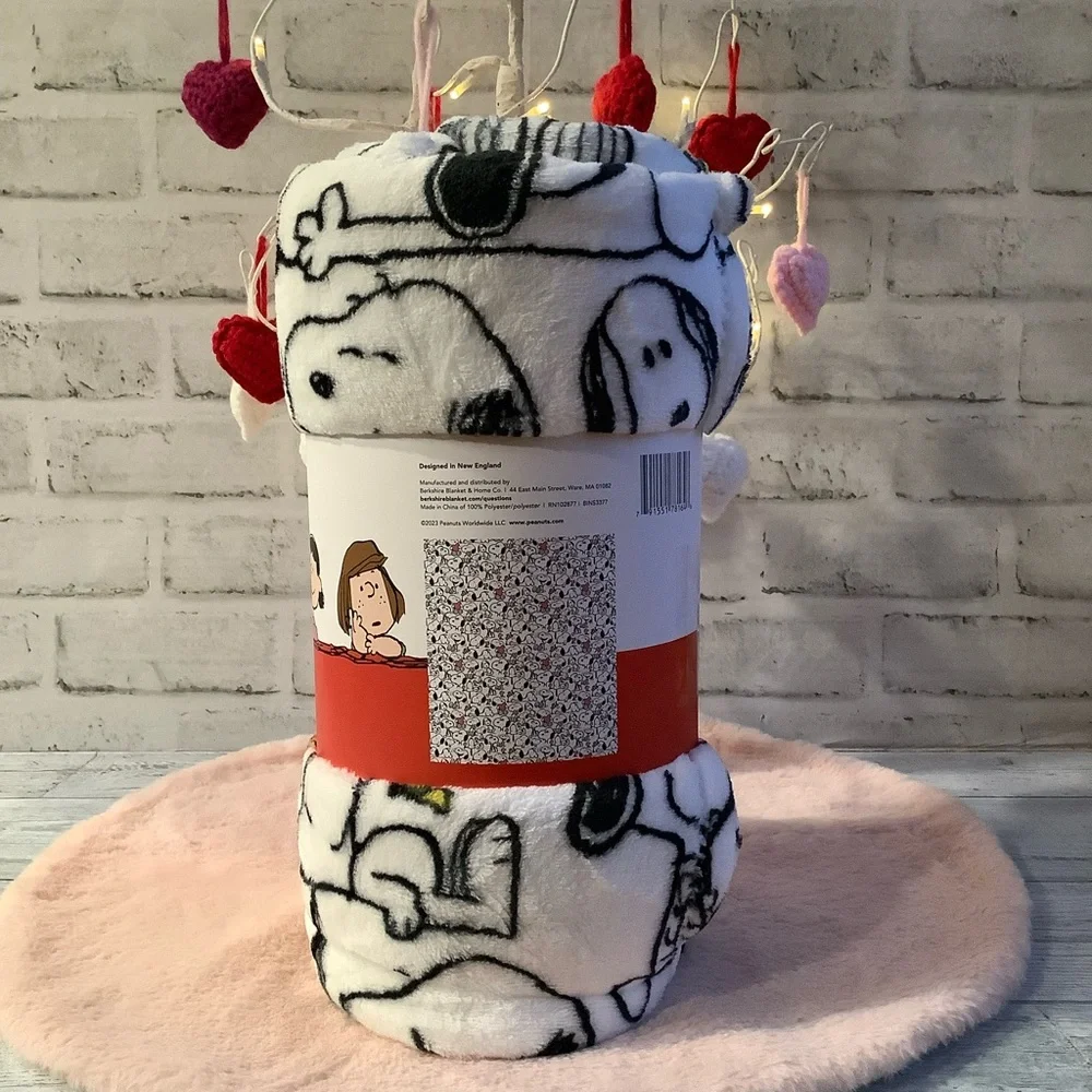 PEANUTS Snoopy & Woodstock Chuckle & Heart Throw